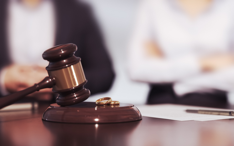 divorcing couple in court